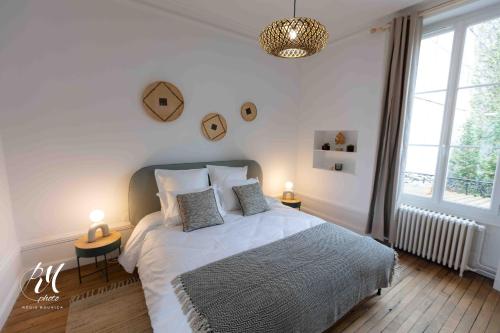 - une chambre avec un grand lit, 2 tables et 2 lampes dans l'établissement Le petit Balzac T2 - Hypercentre Angoulême, à Angoulême
