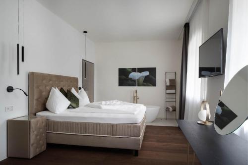Ansitz Battisti Suites tesisinde bir odada yatak veya yataklar