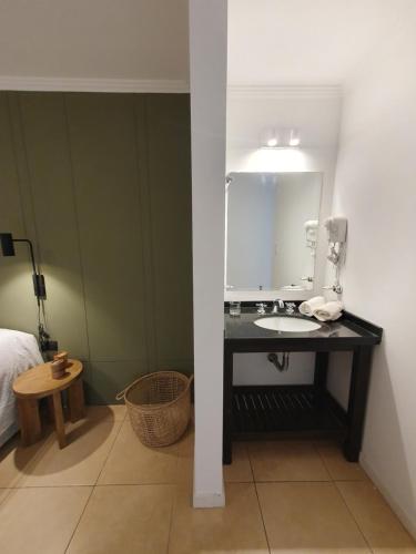 a bathroom with a sink and a mirror at Premium appart LOCADOR Nueva Cordoba14C in Cordoba
