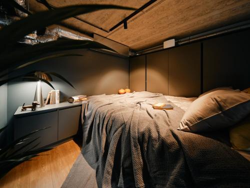 sypialnia z dużym łóżkiem i drewnianym sufitem w obiekcie Rocca House by Larsen w Tallinnie