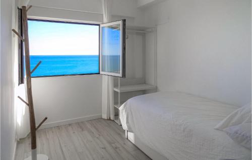 1 dormitorio con cama y ventana con vistas al océano en Cozy Apartment In Oropesa Del Mar With Outdoor Swimming Pool, en Oropesa del Mar