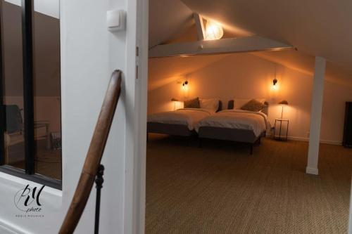 a bedroom with two beds in a room at Les pierres blanches : T2 - Hypercentre Angoulême in Angoulême