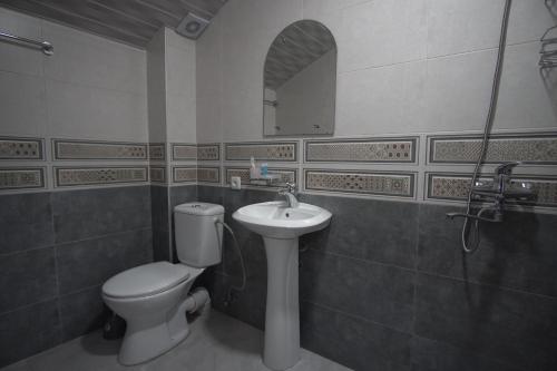 La salle de bains est pourvue de toilettes et d'un lavabo. dans l'établissement Lile, à Telavi