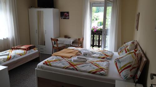 a bedroom with two beds and a window at Gästehaus Rosl in Reifnitz