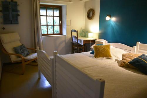 - une chambre avec un lit, une table et une fenêtre dans l'établissement Gîte du Petit Bois, au Buisson de Cadouin