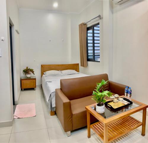 sala de estar con sofá y cama en căn hộ Lý Chính Thắng en Ho Chi Minh