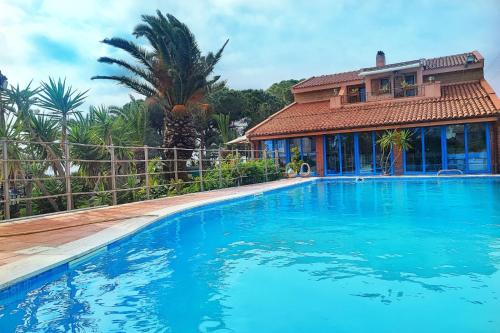 Villa Vella في سيراكوزا: مسبح ازرق كبير امام المنزل