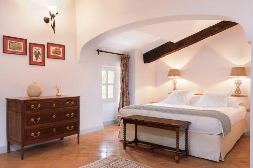 une chambre avec un grand lit et une commode dans l'établissement Hostellerie De L'abbaye De La Celle - Teritoria, à La Celle
