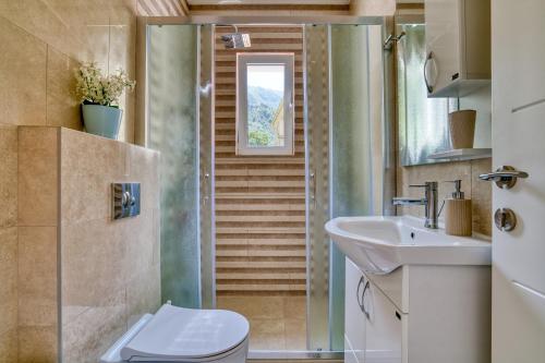 uma casa de banho com um WC e um lavatório em The Golden Luxury complex - Central and Seaboard em Kotor