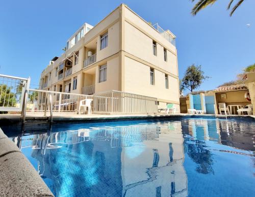 hotel z basenem przed budynkiem w obiekcie California Sweet Home w Puerto de la Cruz