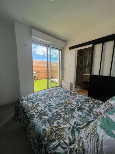 une chambre avec un lit et une grande fenêtre dans l'établissement Appartement Grau d'Agde Enjoy et Farniente, au Grau-dʼAgde