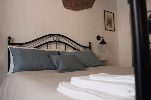 um quarto com uma cama grande e uma grande cabeceira. em Il Girasole Storico em Pitigliano
