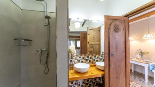 La salle de bains est pourvue de 2 lavabos et d'une douche. dans l'établissement El Rincón de Carmen - El Mirador Rute by Ruralidays, à Rute