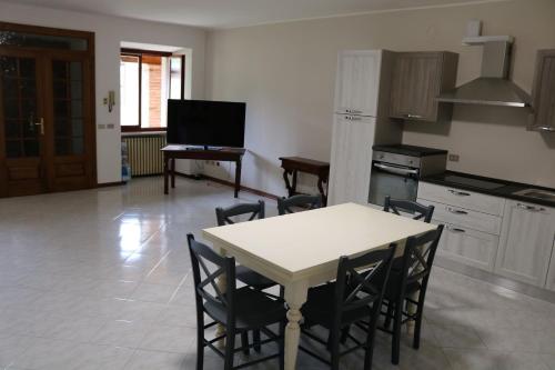 a kitchen and dining room with a table and chairs at Foresto Case Vacanza in Volta Mantovana
