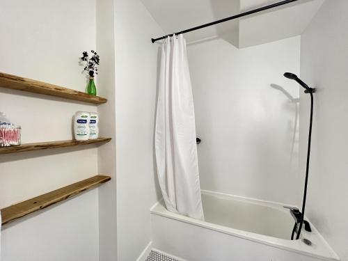 ein Badezimmer mit einem Duschvorhang und einer Badewanne in der Unterkunft Le Brooklyn - T2 à Compans avec vue remarquable in Toulouse