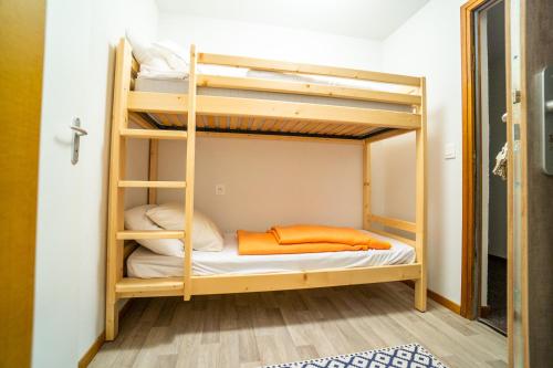 a bunk bed room with two bunk beds at Chalet récent cœur station in Thollon