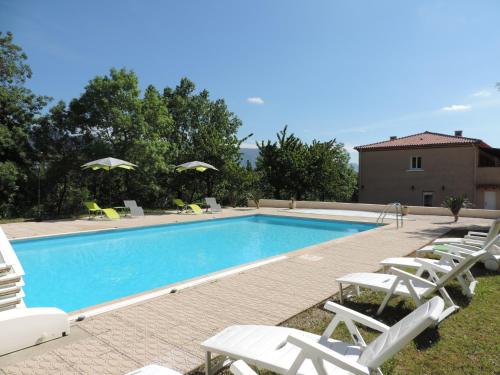 Piscina a Hôtel Le Châtelet logis o a prop