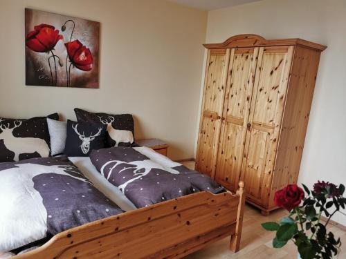 um quarto com uma cama e um armário de madeira em Alpengasthof Fernblick em Mönichkirchen