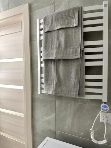 einen Handtuchhalter im Bad mit Handtüchern in der Unterkunft Wolfie Apartment, City Center in Vilnius