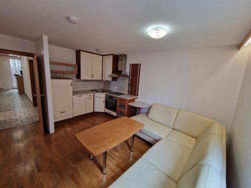 ein Wohnzimmer mit einem weißen Sofa und einem Tisch in der Unterkunft Hotel Aurichs in Meersburg