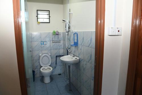 TambunanにあるKRPV Homestayのバスルーム(シャワー、トイレ、シンク付)
