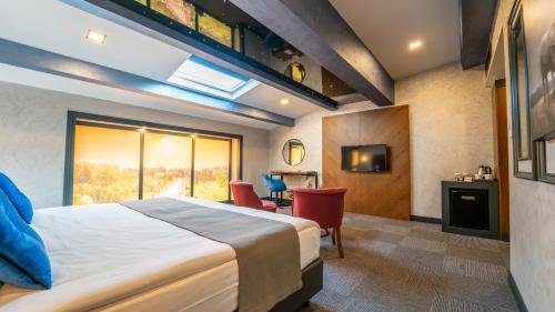 um quarto de hotel com uma cama e uma janela em Hotel ON7 Sakarya em Sakarya