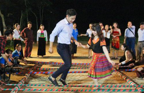 a man and a woman dancing on a stage at MEDDOM Park in Cao Phong