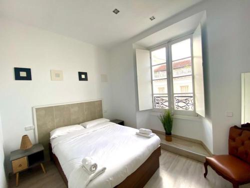 um quarto com uma cama grande e uma janela em Apartamento en el centro de Madrid!! em Madri