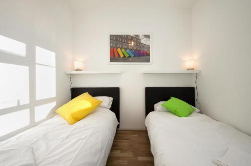 Central London 2 Bedroom Apartment tesisinde bir odada yatak veya yataklar