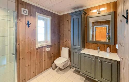 y baño con aseo y lavamanos. en Beautiful Home In Fl With Sauna, en Flå