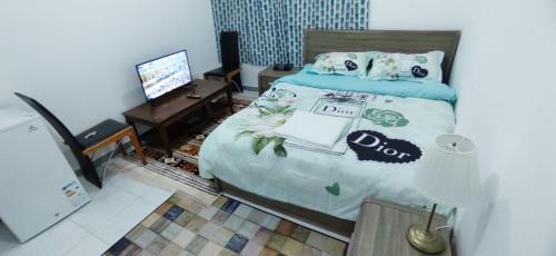 Postel nebo postele na pokoji v ubytování ComfyDees Apartments