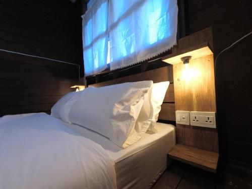 um quarto com uma cama e uma televisão na parede em บ้านน่านโฮมสเตย์ em Nan