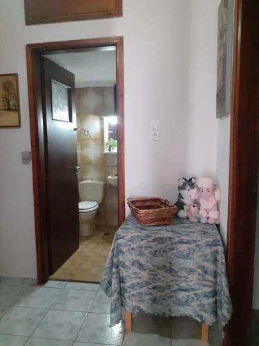 een kamer met een tafel met knuffels erop bij Vagelis 2 Nemea apartments in Neméa