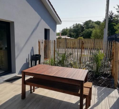 Een balkon of terras bij Charmante Maison neuve au Lac d'Hourtin