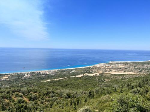 een luchtzicht op de oceaan en een strand bij Palasa View in Dhërmi
