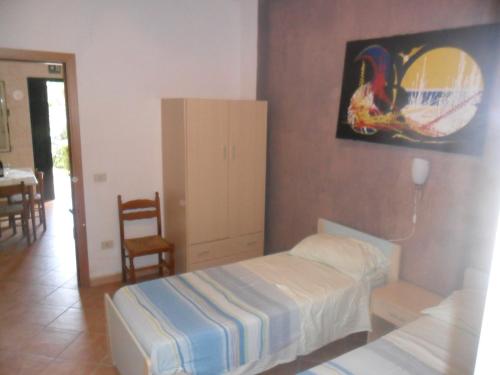 Un dormitorio con una cama, un armario y una mesa. en agriturismo heaven trilocale 3, en Ricadi