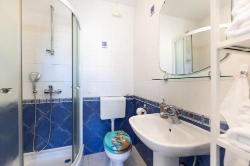 y baño con lavabo, aseo y ducha. en Apartment Judita, en Dubrovnik