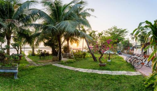 Sands River Hoi An Villaにある庭