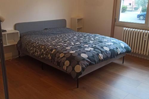 een bed in een kamer met een nachtrok en spectspospectalsenalsenalsenalsenal bij Casa Anna Big House Near Lake Garda and Centre in Salò