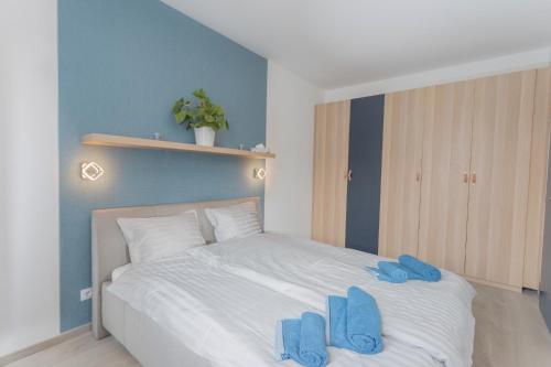 1 dormitorio con 1 cama con zapatillas azules en CRVN2 #terrace #freeparking, en Budapest