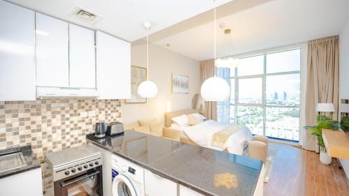 Kuchyň nebo kuchyňský kout v ubytování Spacious Studio Jumeirah Village Triangle Dubai by GP Holiday Homes