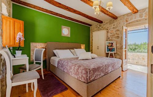 En eller flere senge i et værelse på 2 Bedroom Lovely Home In Blato