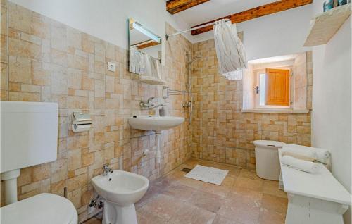 Et badeværelse på 2 Bedroom Lovely Home In Blato