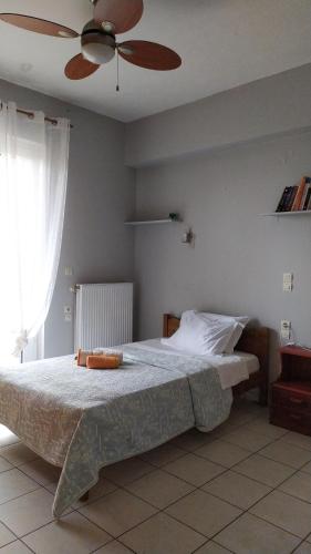 um quarto com uma cama e uma ventoinha de tecto em Corinas Holiday House em Chania Town
