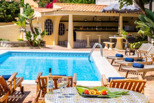 Villa Crisandra - com piscina aquecível, em Albufeira
