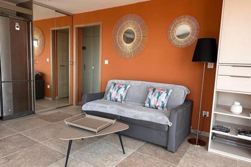 un salon avec un canapé et une table dans l'établissement 35m2 Sea View Flat with 20 m2 Terrace, à Saint-Raphaël