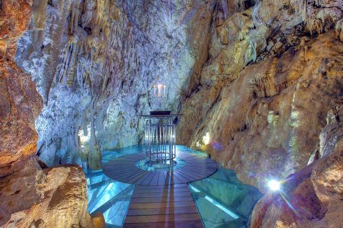 una stanza in una grotta con un lampadario a braccio di Hotel More a Dubrovnik
