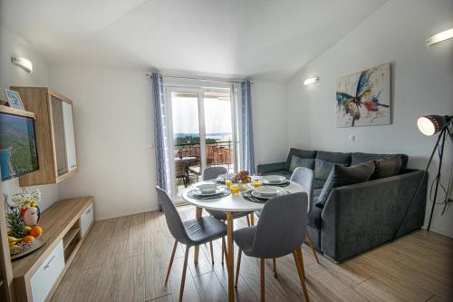 a living room with a table and a couch at Apartments Villa Luce in Makarska