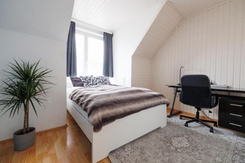 A bed or beds in a room at Cozy Apartment near Center