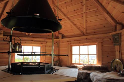 Ένα ή περισσότερα κρεβάτια σε δωμάτιο στο AlpenLodge Allgäu 5*